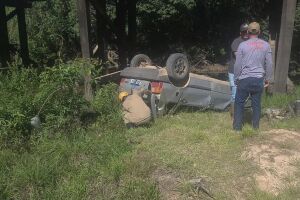 Veículo sofre pane, cai de ponte e três pessoas ficam feridas em Porto Murtinho