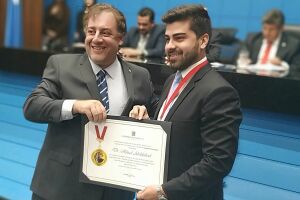 Rhiad (à dir.) é aliado da família Razuk 