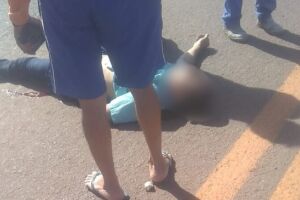 Motociclista avança preferencial, bate em carreta e fica em estado grave em Brasilândia (vídeo)