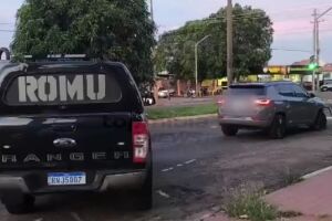 Perseguição termina com suspeito baleado e carro destruído em Campo Grande (vídeo)