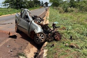 Motorista morre em batida frontal entre carro e carreta na BR-376