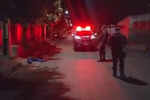 Suspeito de matar homem a facadas segue foragido em Água Clara