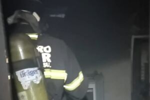 Vela acesa provoca incêndio e casa é destruída pelas chamas em Corumbá