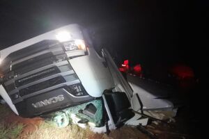 O acidente aconteceu na madrugada de hoje e o condutor morreu preso às ferragens