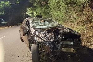 Carro fica totalmente destruído após tombar