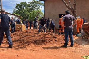 Bombeiros tentam resgatar vítima soterrada em obra na zona rural de Campo Grande (vídeo)
