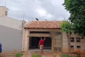 Criminosos armados invadem casa em plena luz do dia no Aero Rancho (vídeo)