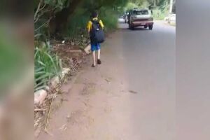 Calçada vira matagal e coloca crianças em risco no trajeto para escola no Estrela do Sul (vídeo)