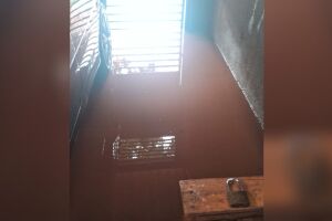 Desn&iacute;vel da rua leva &aacute;gua pra dentro da casa de moradores no Jardim Moema