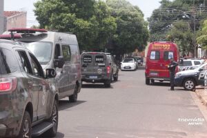 Homem se trancou em banheiro durante surto e feriu familiar; polícia e bombeiros atuaram na contenção