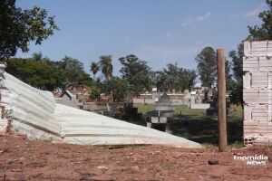 Muro é destruído, mas rapidamente funcionários 'dão um jeito'.