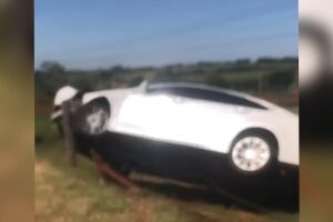 Carro chama atenção por posição estranha