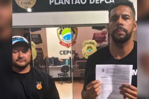 'Tentam me calar na porrada': professor faz desabafo após deixar cadeia em Campo Grande (vídeo)