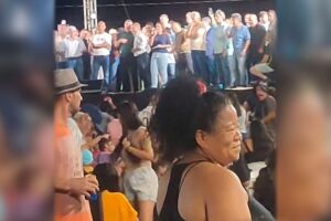 Adriane é vaiada em festa nas Moreninhas 