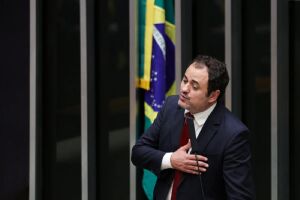 Câmara salva mandato de Glauber e o suspende ao invés de cassá-lo