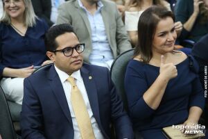 Papy, presidente da Câmara, e Adriane, alvo de protestos