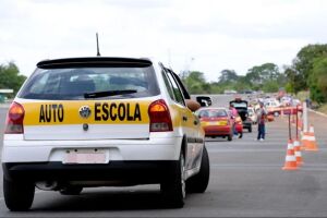 Contran aprova fim de aulas obrigatórias em autoescolas para tirar CNH