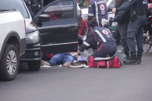 Motorista tem mal súbito no volante, bate em carro e bombeiros tentam reanimação (vídeo)