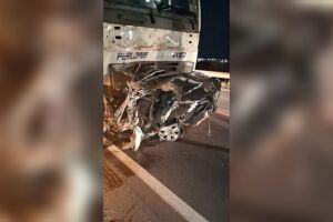 Carro parte ao meio em batida com caminhão e motorista morre na BR-262, em Três Lagoas (vídeo)