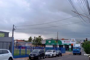 Tempo fecha em Campo Grande e alerta indica tempestade para todo Mato Grosso do Sul