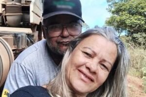 Batida entre carro e carreta em Goi&aacute;s mata casal de caminhoneiros de Tr&ecirc;s Lagoas