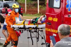 Conversão proibida causa acidente grave e deixa dois motociclistas feridos na Tamandaré (vídeo)