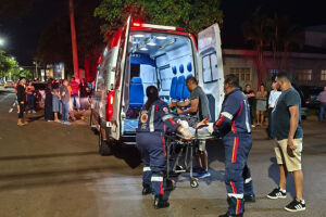 Jovem tem o pé decepado em batida entre carro e moto em Dourados