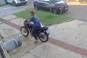 Moto é furtada em frente a barbearia