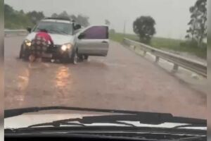 Ponte fica completamente alagada após chuvas