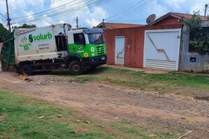 Caminh&atilde;o de coleta atola em buraco e moradores denunciam abandono das ruas do M&aacute;rio Covas
