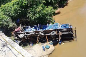 Caminh&atilde;o despenca de ponte e motorista morre na BR-163, em Pedro Gomes