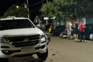 Motociclista bate de frente com caminhonete parada e fica ferido no Jardim Col&uacute;mbia