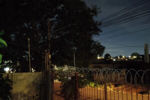 Moradores denunciam escurid&atilde;o no Jardim das Perdizes: 'prefeitura diz que n&atilde;o tem l&acirc;mpadas' 