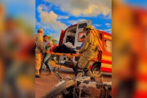 Acidente entre motocicleta e caminhonete deixa jovem gravemente ferido em Sidrol&acirc;ndia (v&iacute;deo)