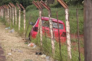 Jovem tem mal s&uacute;bito, perde o controle de carro e invade &aacute;rea militar na Euler de Azevedo (v&iacute;deo)