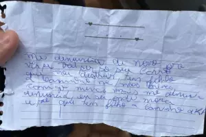 Bilhete escrito pela suspeita