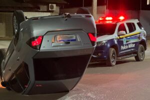 Acidente com tr&ecirc;s ve&iacute;culos deixa carro capotado em Ivinhema