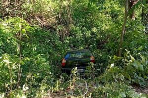 Carro atinge buraco, cai em ribanceira e jovens sobrevivem em Aquidauana