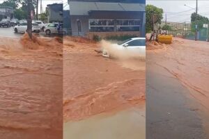Enxurrada leva at&eacute; para-choque de carro na Avenida Tamandar&eacute; (v&iacute;deo)