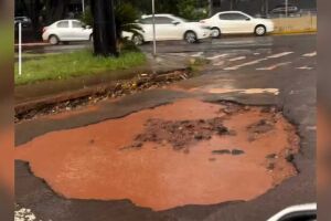 Chuva transforma buraco em 'lagoa' e chama aten&ccedil;&atilde;o no Jardim dos Estados
