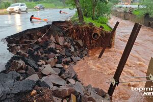 Chuva faz cratera aumentar de tamanho e gera risco na beira de c&oacute;rrego da Ernesto Geisel (v&iacute;deo)