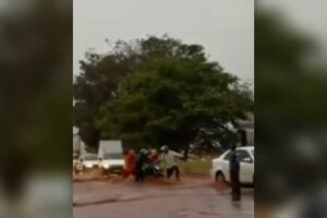 Motociclista quase &eacute; levado por enxurrada e &eacute; salvo por populares na Av. Guaicurus (v&iacute;deo)