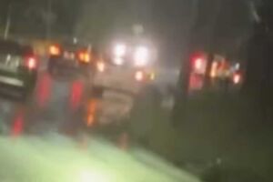 Morador perde pneu e flagra carros parados no Vilas Boas: 'O radar est&aacute; dia'