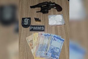 A arma foi encontrada pelos militares atr&aacute;s de um freezer 