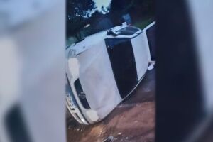 Carro tomba em acidente e motorista foge do local em Caraap&oacute;