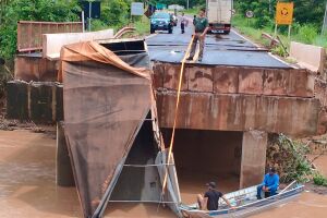 Carreta &eacute; retirada do Rio do Peixe dois dias ap&oacute;s desmoronamento de ponte (v&iacute;deo)