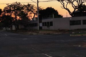 Moradores enfrentam o medo de passar pela Rua Manoel Garcia de Souza &agrave; noite por causa da escurid&atilde;o 