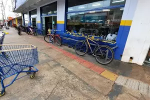 Comandante dos Bombeiros aponta arma para mulher durante briga em mercado de Bataguassu