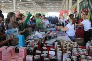 Bazar solid&aacute;rio arrecada fundos para instituto de apoio &agrave;s mulheres em Campo Grande