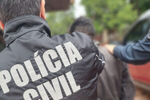 Jovem tem nariz quebrado e &eacute; mantida em c&aacute;rcere privado por companheiro em Navira&iacute;   